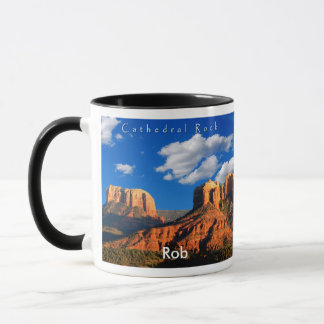 Rob sur la roche de cathédrale et la tasse de