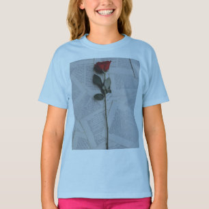 Robe T-shirt Rose Rouge sur Livre Ouvert Fleur R