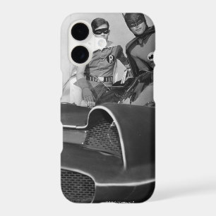 Robin et Batman debout dans la Batmobile