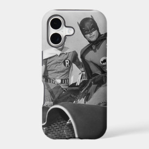 Robin et Batman debout dans la Batmobile