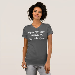 Rock avec un T-shirt hippie d'âme