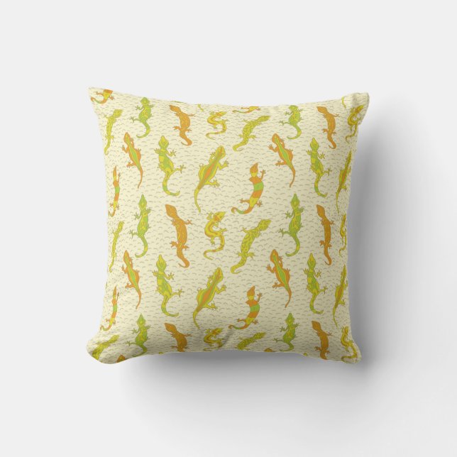 Rock Climbing Geckos on yellow - seamless pattern. Throw Pillow (Front)