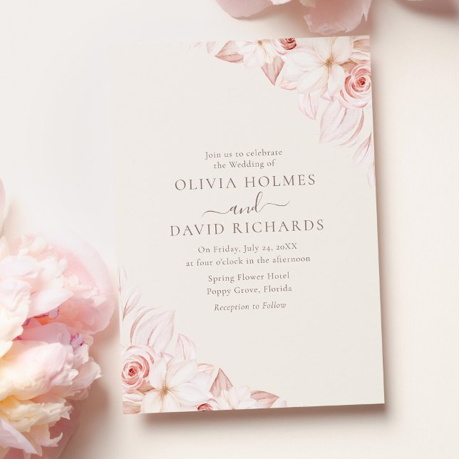 Romantique Faire-part de mariage beige et rose (Romantic Beige and Pink Roses Wedding Invitation on pink table with pink roses.)