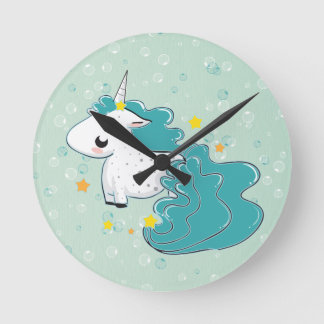 Ronde caricature bleue licorne avec horloge étoiles
