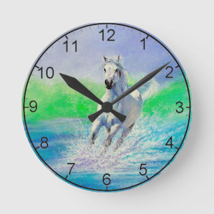 Ronde Cheval Blanc courir sur une horloge de plage