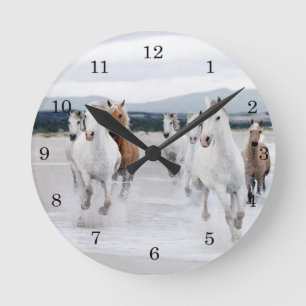 Ronde Chevaux sauvages fonctionnant sur une horloge de