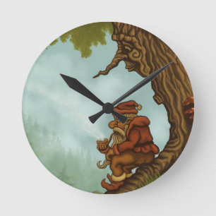 Ronde horloge heureuse d'imaginaire de gnome d'arbre