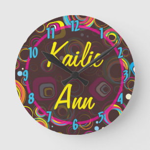 Ronde Nom personnalisé Horloge 1970 Retro Color Circle