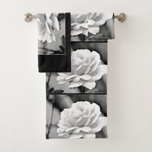 Rose blanc sur les serviettes noires de salle de