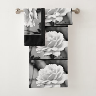 Rose blanc sur les serviettes noires de salle de