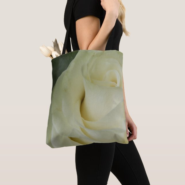 Rose blanche sur le sac d'impression (De près)