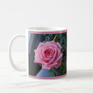 Rose complète sur une tasse de café
