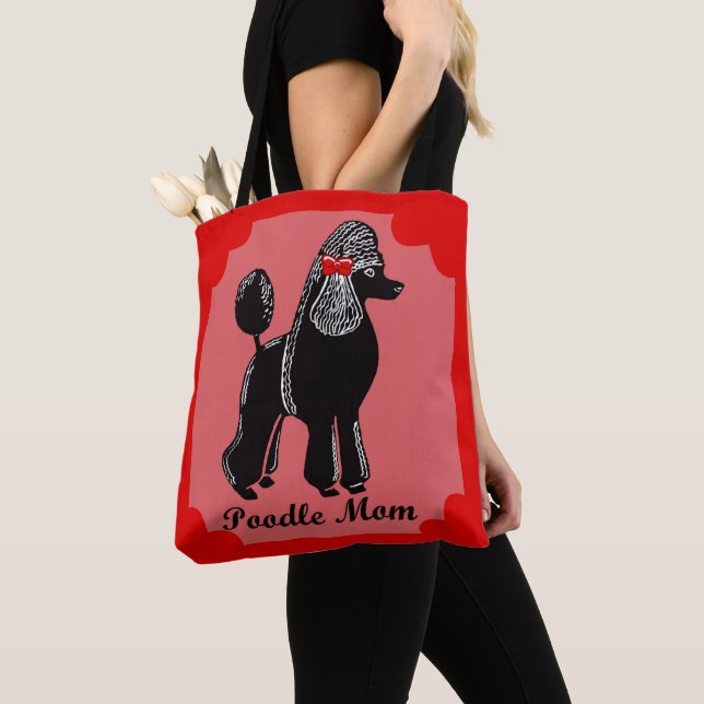 Rose de maman de caniche, rouge, et sac (De près)