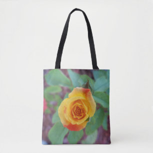 Rose jaune orange avec rosée matinale sur un sac f