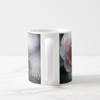 Rose rose recherchent la beauté dans la tasse