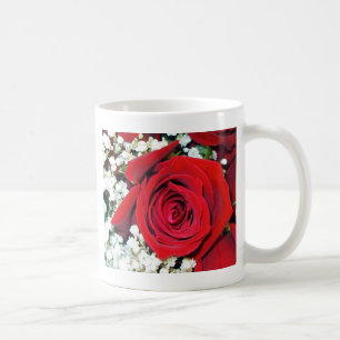 Rose rouge et souffle du bébé sur une tasse