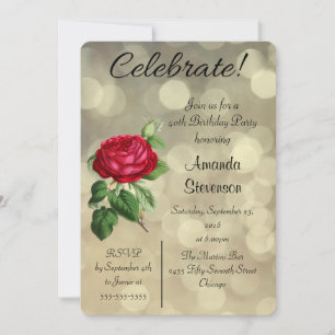 Rose rouge sur une carte d'anniversaire aux lumièr