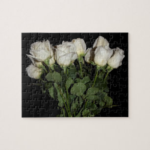 Roses blancs à longue tige dans Vase Jigsaw Puzzle