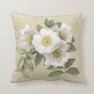 Roses de chien blancs et coussin vintage floral de