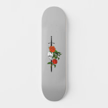 Roses de crâne et plateau de skateboard d'épée