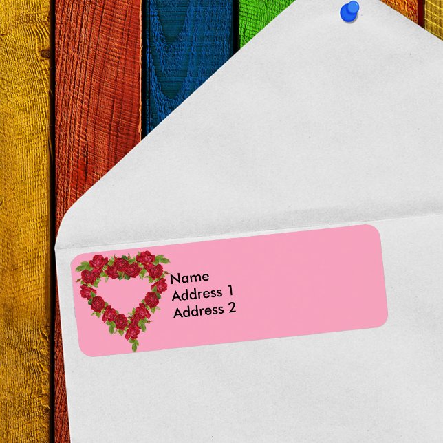Roses rouges de couronne de coeur (Pretty heart shaped wreath of red roses on pink return address labels.)
