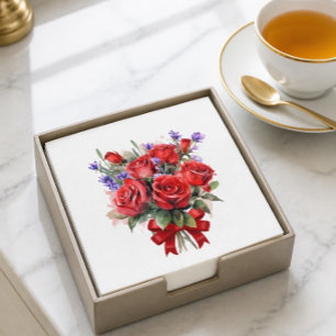Roses rouges et serviettes en papier à la lavande