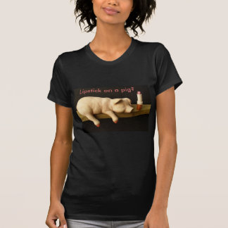 Rouge à lèvres sur un T-shirt de porc