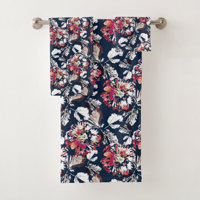 Rouge, fleurs blanches sur bleu. (En situation)