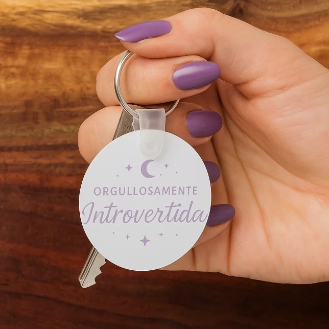 Roundworm "Orglosely introverted" Keychain (Una mano de mujer con sus uñas pintadas de morado cogiendo unas llaves con su llavero favorito.)
