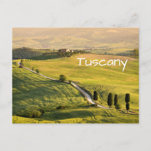 Route blanche dans le paysage toscan carte postale