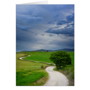 Route d'enroulement sous un ciel foncé