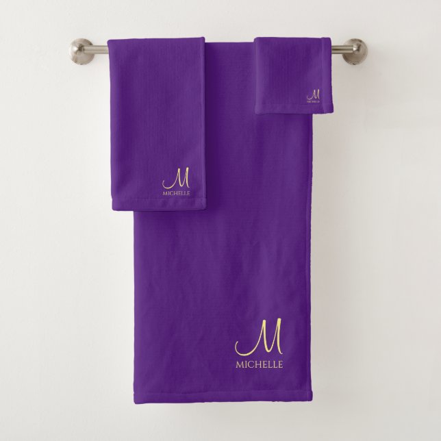 Royal Purple & Gold Monogramme Nom Typographie (En situation)