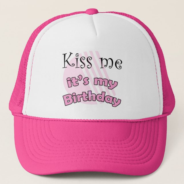 Roze kiss me it's my birthday trucker hat (Front)