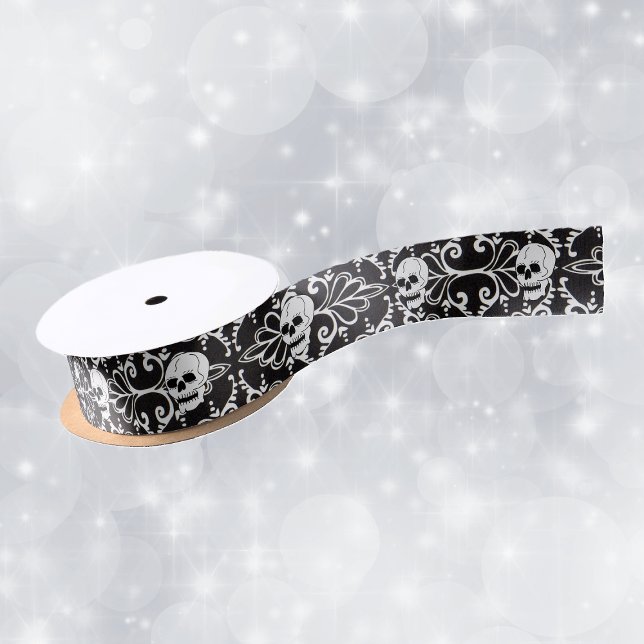 Ruban En Satin Crâne noir blanc Damas rouleaux (White Skulls on black white damask pattern on roll of craft or gift wrap ribbon.)