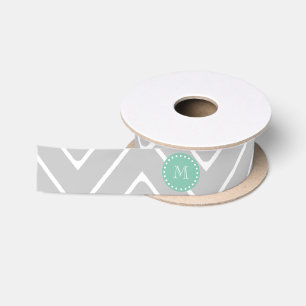 Ruban En Satin Monogramme moderne vert gris et en bon état de
