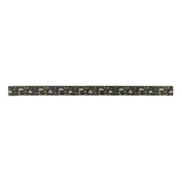 Ruban En Satin Opossum dans un champ de Berry en noir