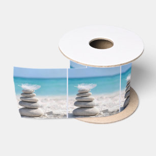 Ruban En Satin Plume blanc sur un cairn de plage
