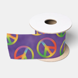 Ruban En Satin Signes De Paix De Teinture Sur Violet