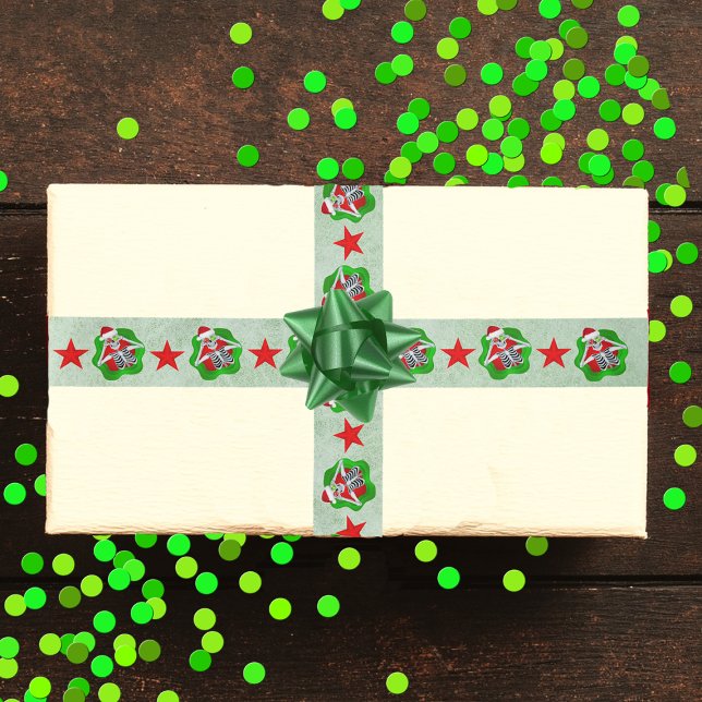 Ruban En Satin Squelette de Noël souriant Formes brillantes (Happy skeletons red stars splatter shapes on light green Christmas wrapping ribbon.)