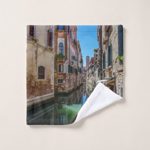 Rue étroite avec canal à Venise