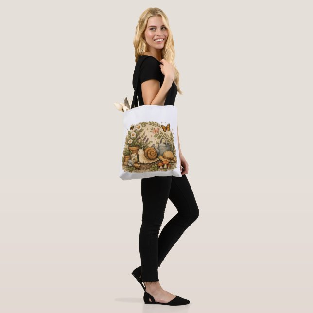 Rustic Botanical Snail Tote Bag for Garden Lovers (Sur le modèle)