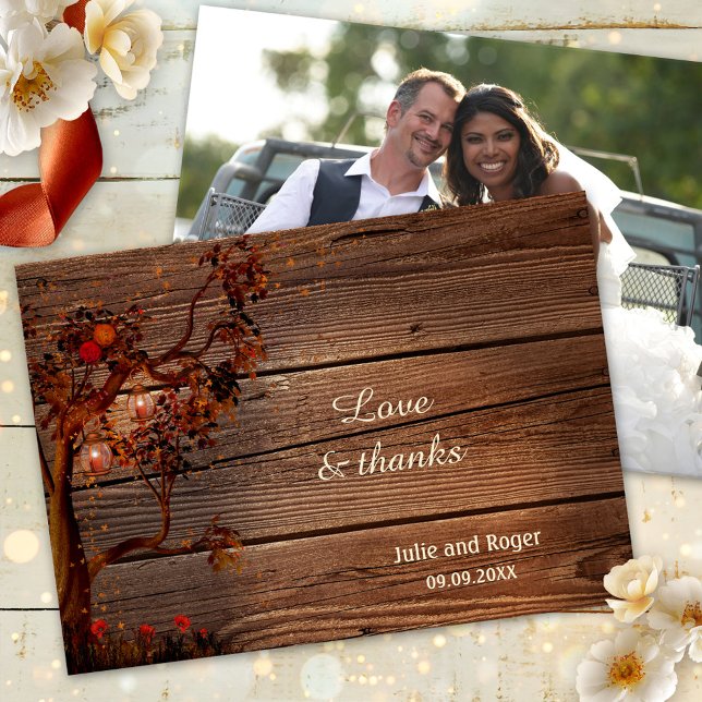 Rustic Fall Photo Mariage Carte de remerciements (Wedding Thank You card featuring an autumn tree with festive lanterns and roses on rustic wood)