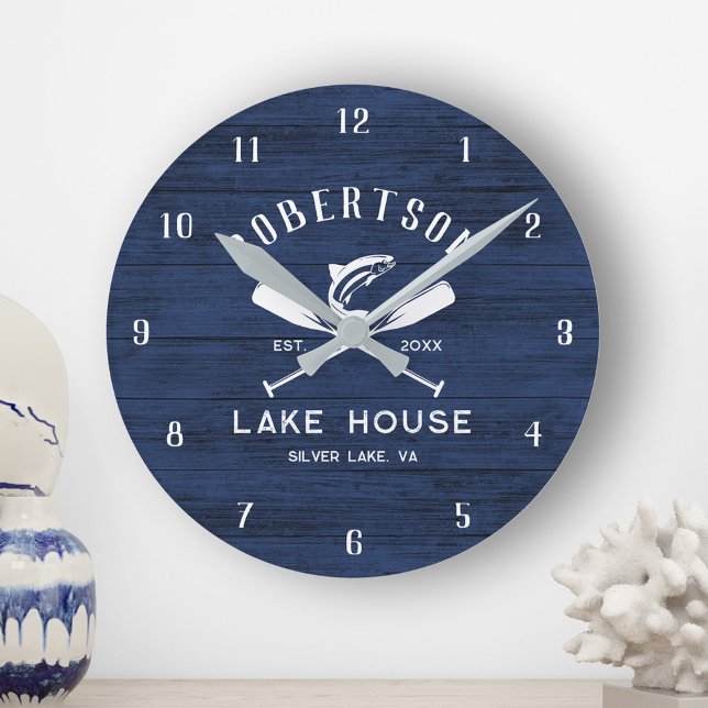 Rustic Lake Maison Nom de famille Horloge en bois  (Créateur téléchargé)