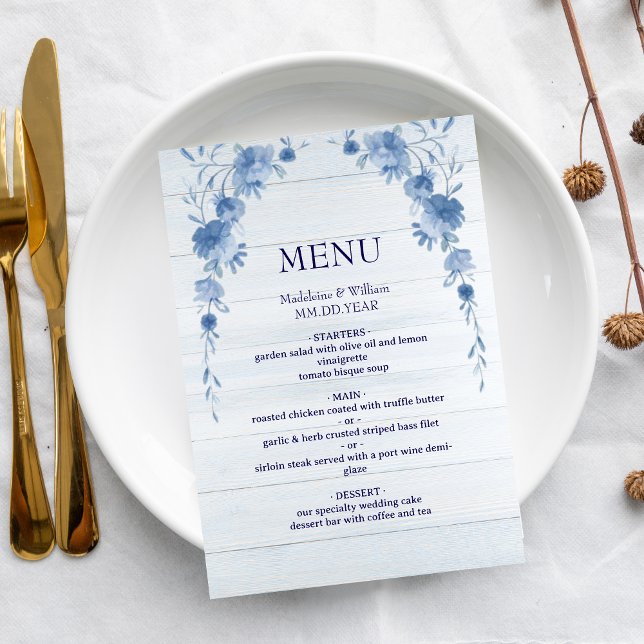 Rustic Wood  Blue Floral Elegant Wedding Menu (Créateur téléchargé)