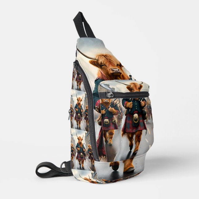 Sac À Bandoulière Highland Harmony : Bagpipe Highland Cow Band (Coin gauche)
