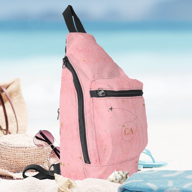 Sac À Bandoulière Monogramme doré minimaliste Saumon Pink Avion (Minimalist Golden Monogram Salmon Pink Airplane Sling Bag ©Susanne Sachers - Sunny Wanderlust 🌞✈️)