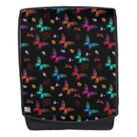 Élégants papillons colorés sur le noir