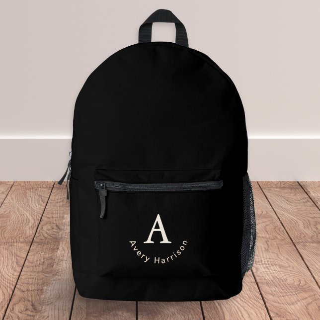 Sac À Dos Imprimé Élégant Monogramme Initiale Nom Noir Classique (An elegant black rucksack, personalized with an initial and name forming a stylish monogram)