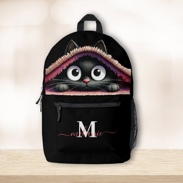 Sac À Dos Imprimé Jovely Cute Kitten Custom Monogramme Nom du script (Lovely Cute Kitten Custom Monogram Script Name Printed Backpack on a wooden table)