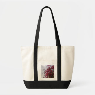 Sac à main vibrant rouge de photographie de fleurs